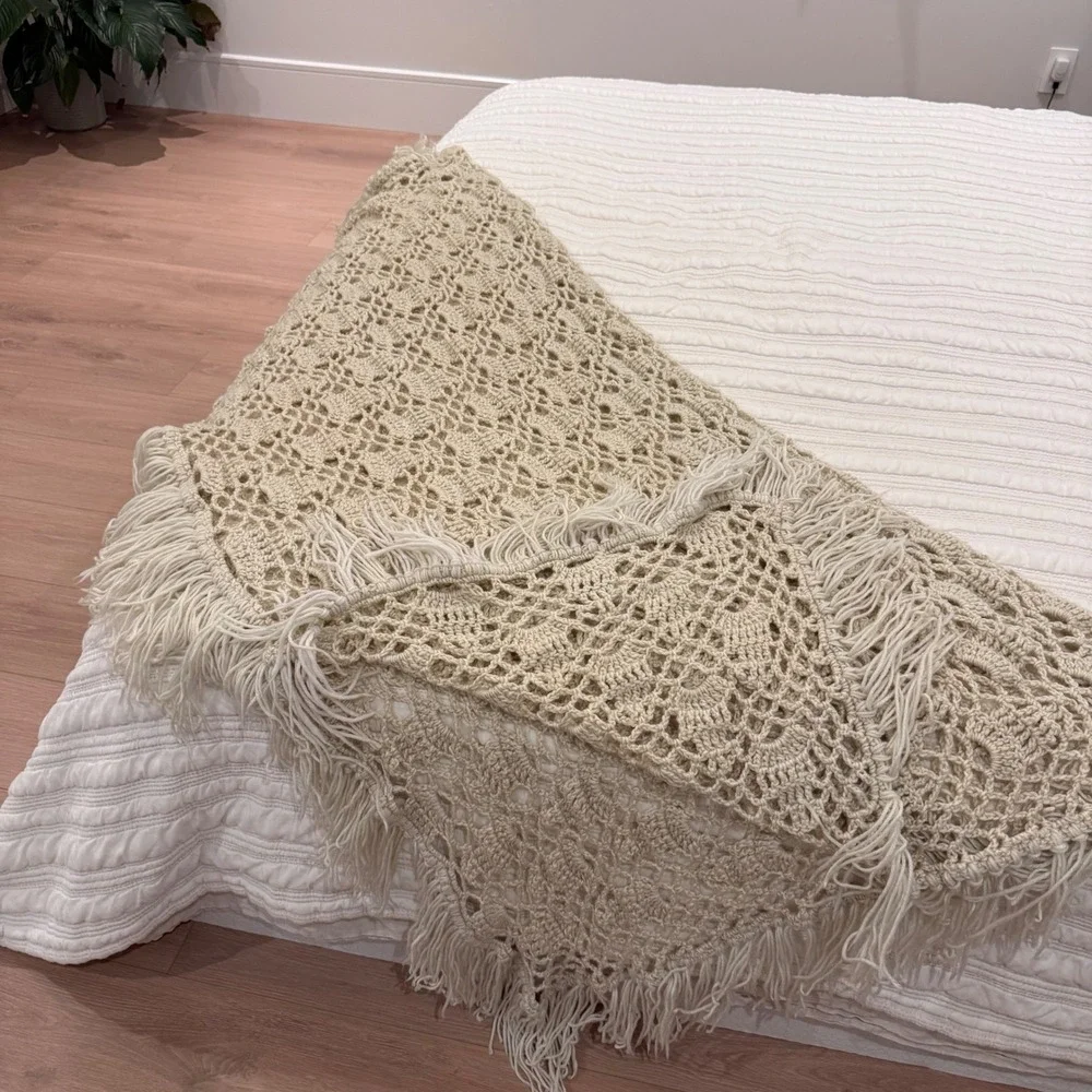 Vintage Handmade Crochet Throw Blanket Beige Boho Shell Stitch Fringe 66x56
